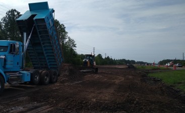 Placing and grading embankment to construct the new alignment of northbound US41 (6/23/2021 photo)