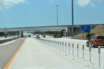 The I-275 Express Lane on the left is separated from the free lanes by flexible posts (5-1-2024 photo)