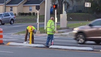 Placing yellow tubular delineators (March 2026)