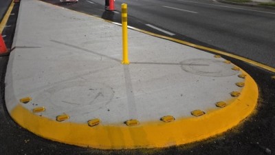 Reflective placement makers on raised concrete traffic separators (March 2026)