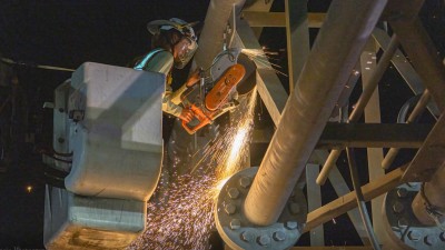 Saw cutting and disassembly of Truss over US 19 south of Northside Drive (February 2026 Photo)