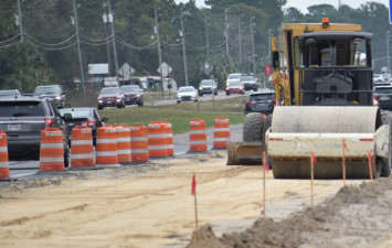 Crews work next to the southbound lanes of US 19 near the south end of the project (2/19/20 photo)