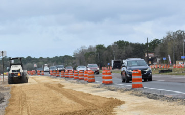 Crews work next to the southbound lanes of US 19 near the south end of the project (2/19/20 photo)