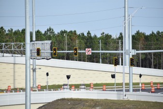 Traffic signals are in flash mode at the eastbound Overpass Road intersection with the northbound I-75 exit ramp (12/12/2022 photo)