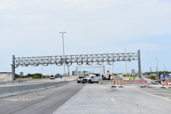 Toll gantry for new SR 690, west of I-275  (5-9-2023 photo)