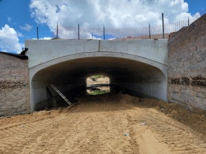 Looking west to east through the underpass at US 41 (August 12, 2021 photo)