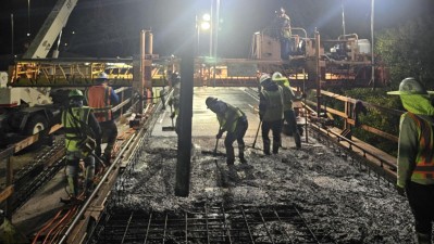 Looking south as crews work to smooth the concrete on the deck span north of SR 60 (February 2026 photo)