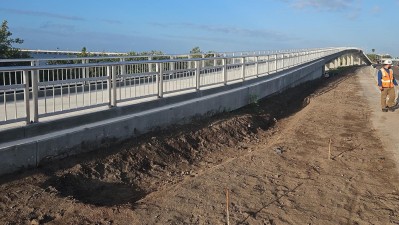 Looking west at the SR 60 pedestrian trail (March 2026 photo)