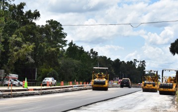 Workers pave a base layer of asphalt on southbound US 41. Concrete will be placed over this area for the final roadway surface (8/27/2021 photo)