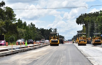Workers pave a base layer of asphalt on southbound US 41. Concrete will be placed over this area for the final roadway surface (8/27/2021 photo)
