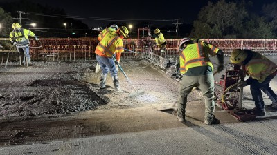 Crews performing deck pour installation work along northbound I-75 (Photo March 2026)